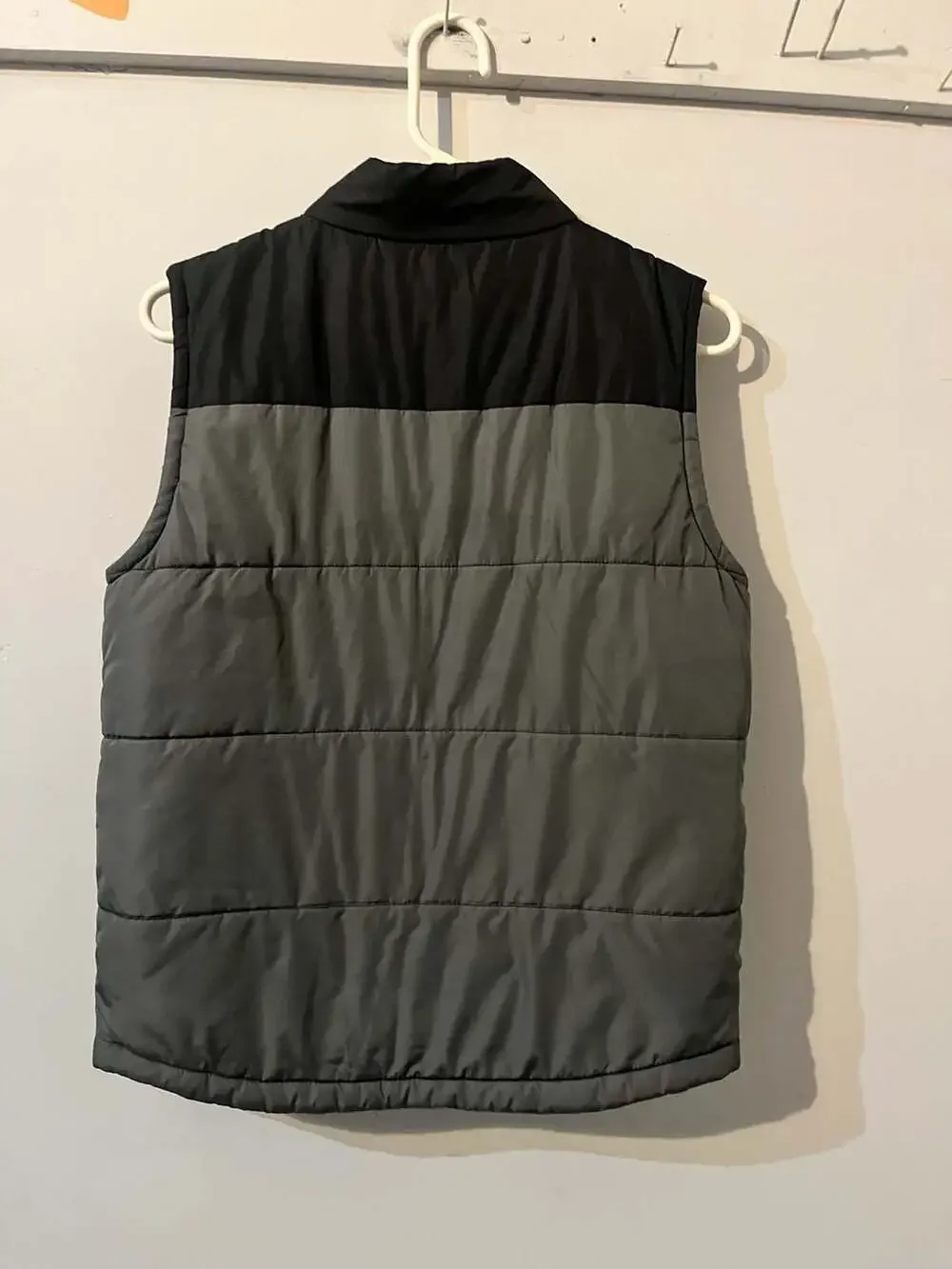 003-0062 Crown & Ivy youth  Black and Gray Colorblock Puffer Vest